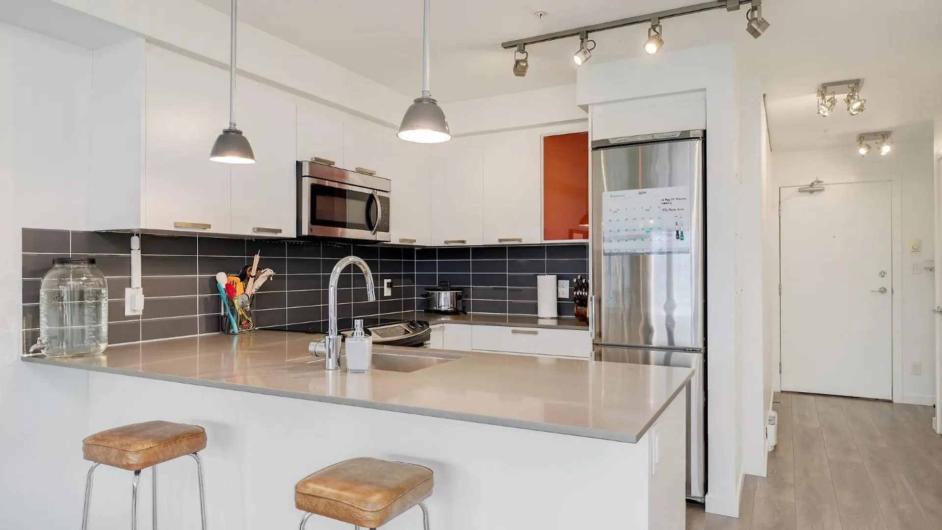 Union 409 - Min 30 Day Stay-Sunny South-Facing Suite With Work Desk In Historic Chinatown By Victoria Prime! קנדה