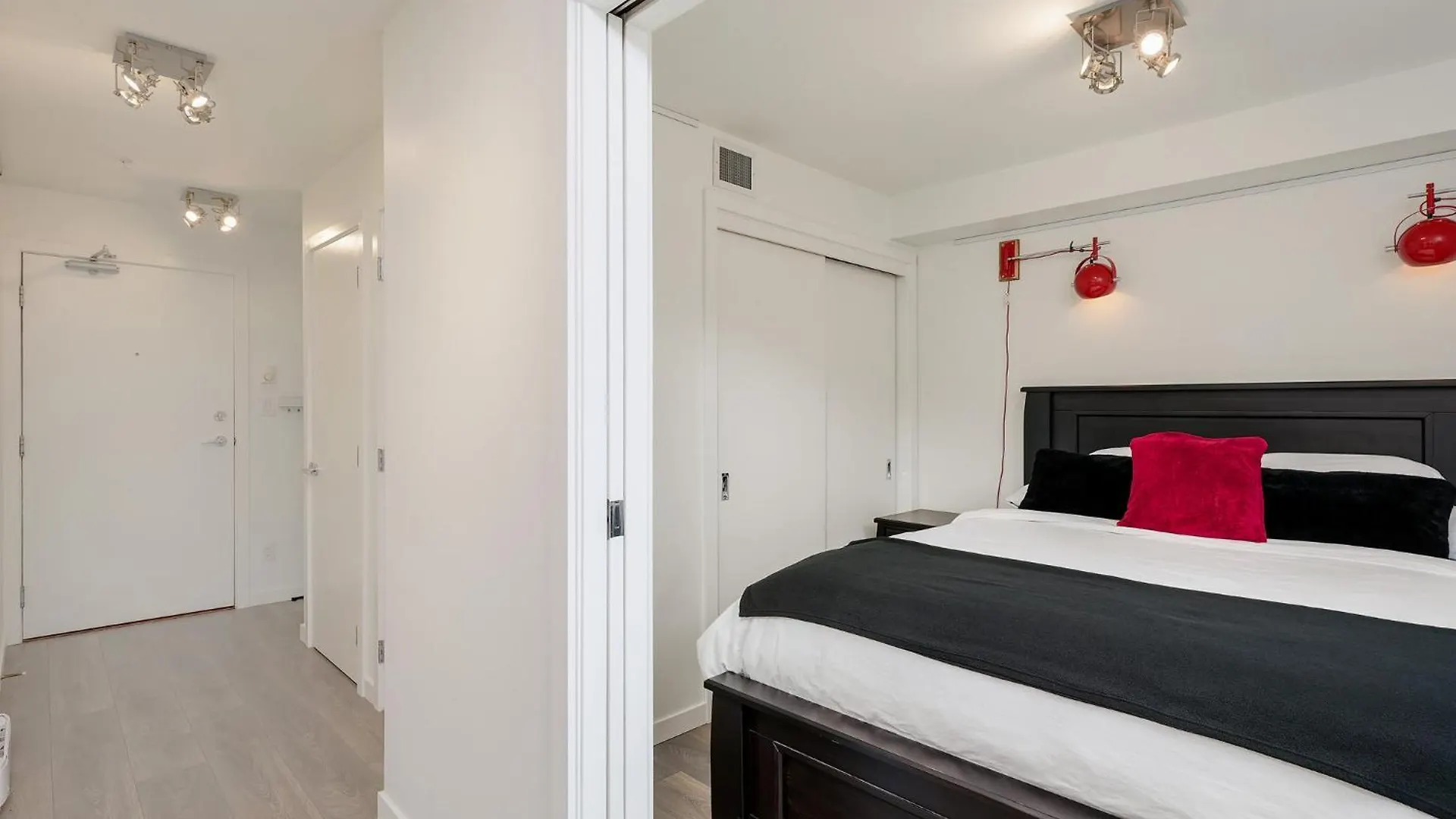 דירה Union 409 - Min 30 Day Stay-Sunny South-Facing Suite With Work Desk In Historic Chinatown By Victoria Prime! קנדה