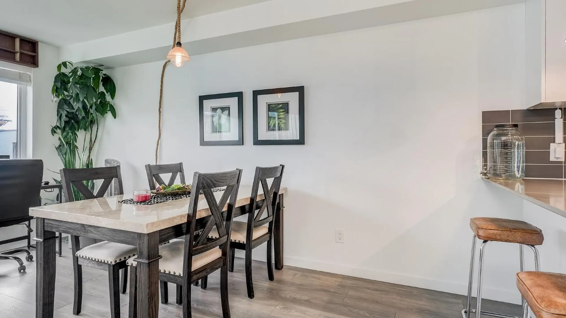 Union 409 - Min 30 Day Stay-Sunny South-Facing Suite With Work Desk In Historic Chinatown By Victoria Prime! 0*,  קנדה